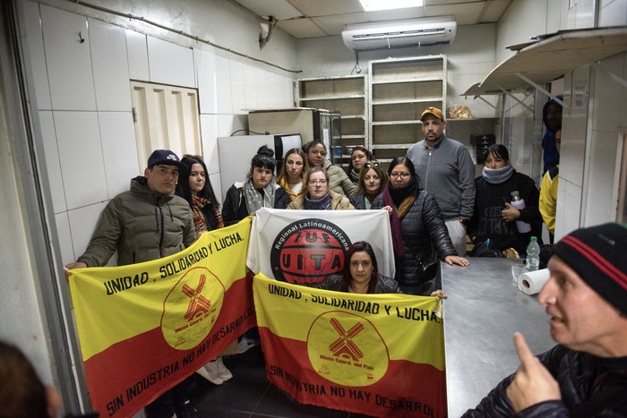 Trabajadores de la panadería La Vienesa durante la ocupación del local, 18 de Junio. · Foto: Gianni Schiaffarino