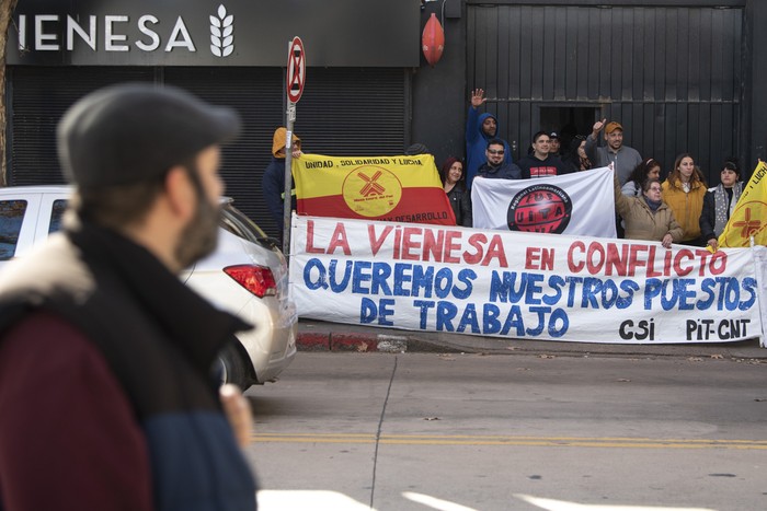 Trabajadores de La Vienesa ocupando su casa central. · Foto: Gianni Schiaffarino