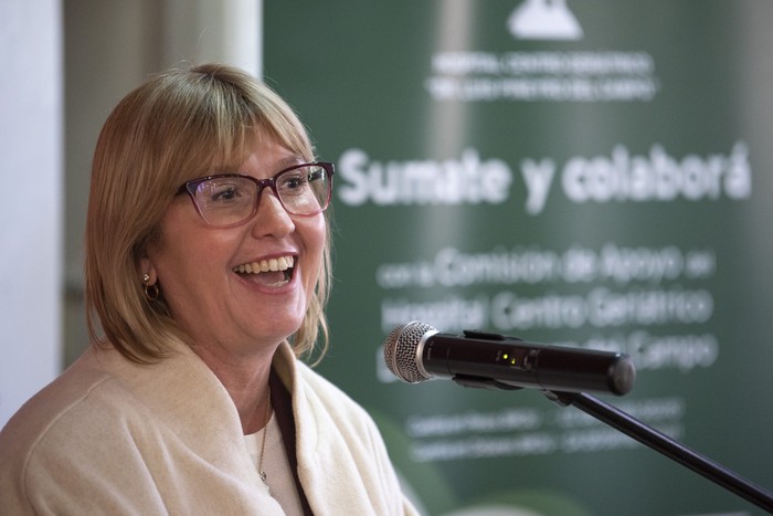 Cristina Lustemberg durante la celebración del Día del Abuelo en el Hospital Centro Geriátrico, Dr. Luis Piñeyro del Campo, el 18 de junio. · Foto: Gianni Schiaffarino