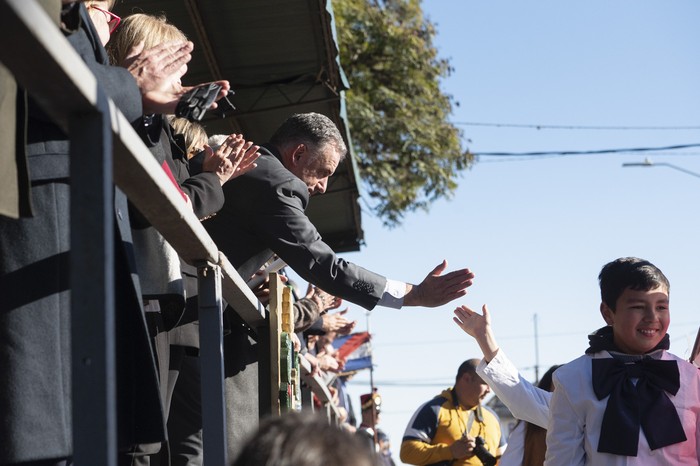 El presidente Yamandú Orsi durante el desfile conmemorativo del natalicio de José Artigas en Sauce. · Foto: Alessandro Maradei