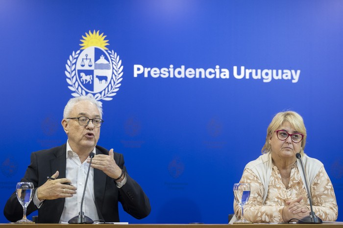 Mario Lubetkin y Sandra Lazo, durante la conferencia que brindaron en Torre Ejecutiva. · Foto: Rodrigo Viera Amaral