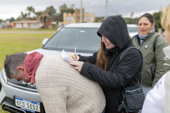 Movilización de vecinos en la Plaza de la Madre en Piriápolis. · Foto: Pablo Serrón