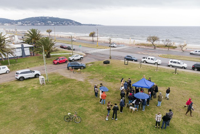 Recolección de firmas para evitar la venta de la Plaza de la Madre en Piriapolis. · Foto: Pablo Serrón Recolección de firmas para evitar la venta de la Plaza de la Madre en Piriapolis. · Foto: Pablo Serrón