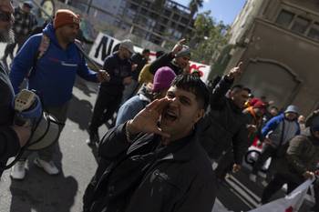 Movilización del Sindicato Único de Trabajadores del Mar y Afines en el Ministerio de Trabajo y Seguridad Social, el 24 de junio. · Foto: Ernesto Ryan