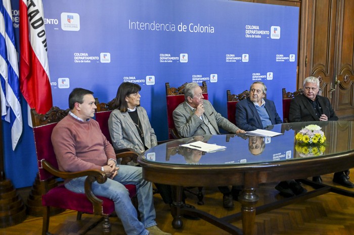 Rodney Colina, presidente de la Comisión Coordinadora del Interior, Cristina Otero, secretaria general de la Intendencia de Colonia, Carlos Moreira, intendente de Colonia, Carlos Lecueder y Alfredo Lempert, propietarios de Nogalim S.A, durante la firma de boleto de compraventa del predio de Sudamtex para la instalación de la Universidad de la República en Colonia. · Foto: Ignacio Dotti