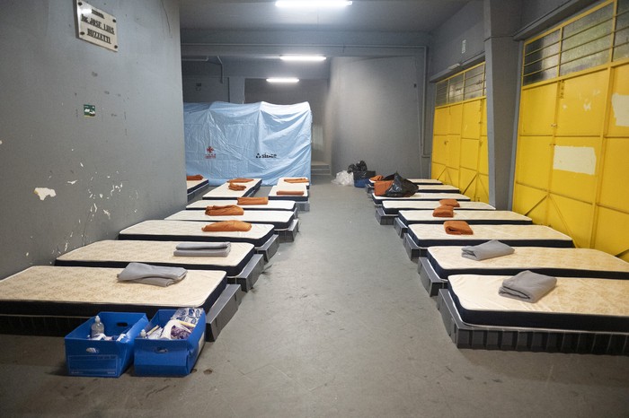 Refugio para personas en situación de calle en el Palacio Peñarol, el 24 de junio. · Foto: Alessandro Maradei