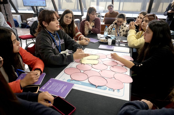 Taller con niños y adolescentes de todo el país durante una actividad sobre la Ley Modelo Interamericana para Prevenir, Sancionar y Erradicar la Violencia Digital contra las Mujeres, en el edificio anexo del Palacio Legislativo. · Foto: Alessandro Maradei