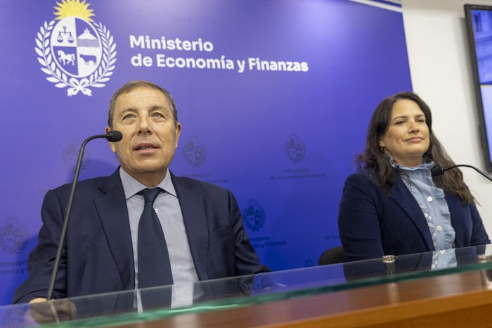 Gabriel Oddone y Victoria Buscio en el Ministerio de Economía y Finanzas. · Foto: Rodrigo Viera Amaral