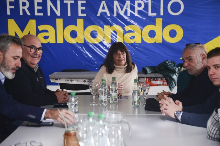 Reunión del intendente electo Miguel Abella con las autoridades del Frente Amplio. · Foto: Natalia Ayala