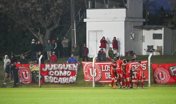 Jugadores  de Universitario de Salto festejan tras convertir un gol frente a Nacional de Nueva Helvecia, por los cuartos de final de la Copa OFI de clubes, divisional A, el sábado 28, en Nueva Helvecia. · Foto: Ignacio Dotti