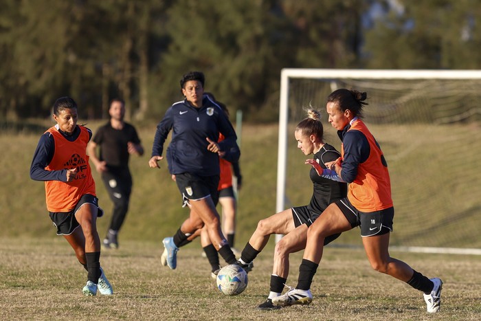 Pamela Gonzalez, Sindy Ramírez, Juliana Viera y Yannel Correa, durante un entrenamiento, en el Complejo Danubio. · Foto: Rodrigo Viera Amaral