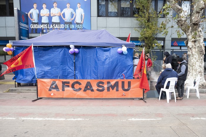 Movilización de trabajadores del Casmu, el 1° de julio, en el Casmu 1. · Foto: Alessandro Maradei