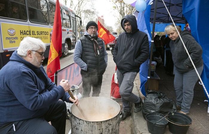 AFCASMU instaló una olla polular frente al Casmu de 8 de Octubre y Abreu · Foto: Alessandro Maradei AFCASMU instaló una olla polular frente al Casmu de 8 de Octubre y Abreu · Foto: Alessandro Maradei