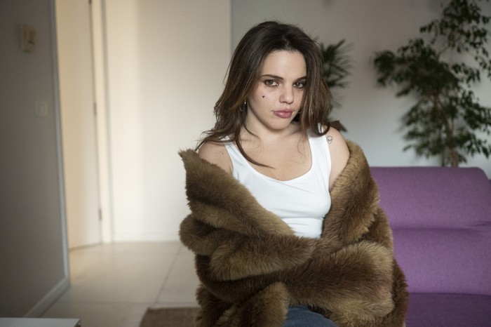 Foto principal del artículo '“Nací en esta época y hago lo que puedo con lo que tengo”: rebeldías, ansiedades y parecidos de Agustina Giovio' · Foto: Alessandro Maradei