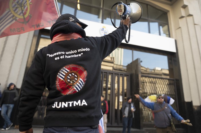 Manifestaciónn del Sindicato Único de Trabajadores del Mar y Afines (SUNTMA). el 3 de julio en puerta del DINATRA. · Foto: Alessandro Maradei