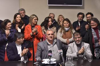Daniel Ximénez, intendente electo de Lavalleja (centro), acompañado por el diputado Javier Umpiérrez y el presidente del Frente Amplio, Fernando Pereira, presentó su gabinete en el local gastronómico Nuevo Sabor, en Minas. · Foto: Fernando Morán