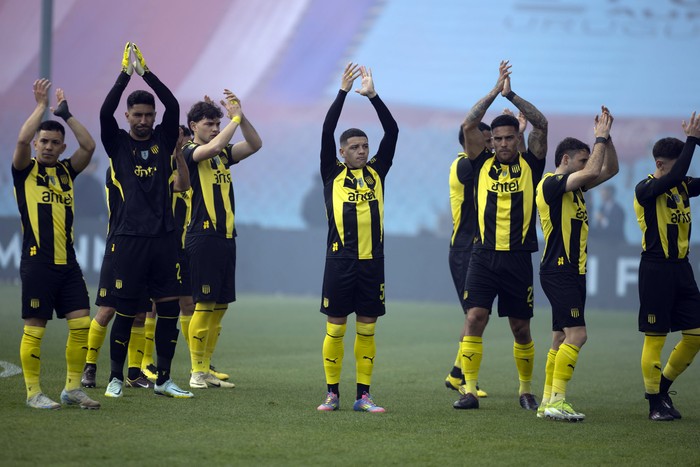 Jugadores de Peñarol, el 6 de julio, en el estadio Centenario. · Foto: Ernesto Ryan