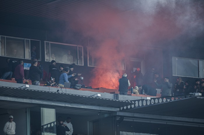 Bancada de prensa del estadio Centenario durante el clásico. · Foto: Alessandro Maradei