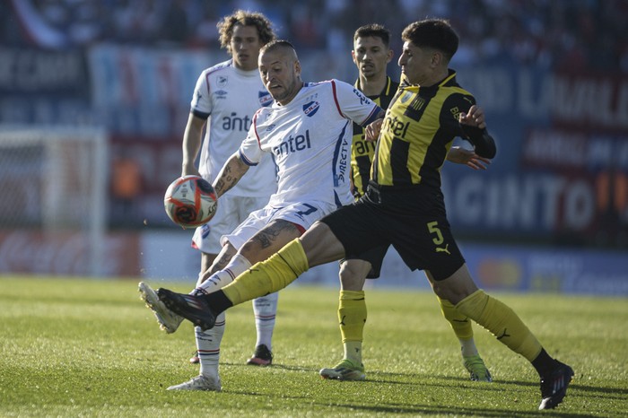 Nicolás López, de Nacional, e Ignacio Sosa, de Peñarol, durante la final del Torneo Intermedio. (archivo, junio de 2025) · Foto: Ernesto Ryan