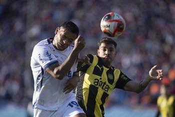 Lucas Morales, de Nacional y  David Terans, de Peñarol, el 6 de julio, en el Estadio Centenario. · Foto: Ernesto Ryan