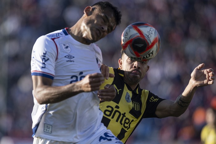 Lucas Morales, de Nacional, y David Terans, de Peñarol (archivo, julio de 2025). · Foto: Ernesto Ryan
