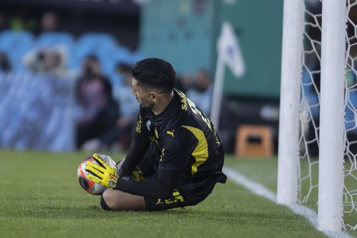 Martín Campaña, el 6 de julio, durante la tanda de penales en el partido clásico, en el estadio centenario. · Foto: Ernesto Ryan