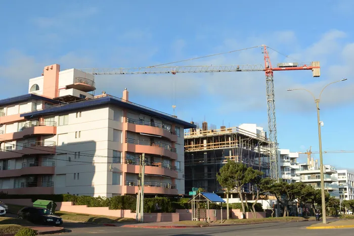 Edificio en construcción en la parada 20 de la Mansa, Punta del Este, Maldonado (archivo, julio de 2025) · Foto: Virginia Martínez  Díaz