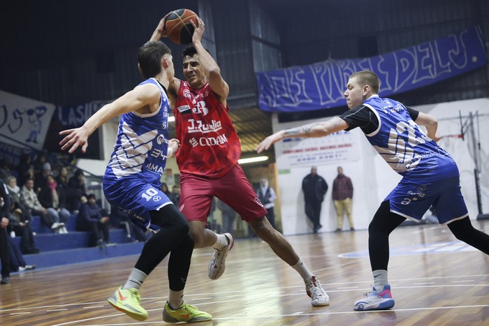 Martín Astramskas, de Yale; Agustín Amaral, de Olimpia, y Joaquín Muñoz, de Yale, en la cancha de Yale (archivo, julio de 2025). · Foto: Rodrigo Viera Amaral