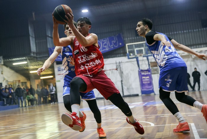 Franco Brun, de Olimpia, el 8 de julio, en la cancha de Yale. · Foto: Rodrigo Viera Amaral