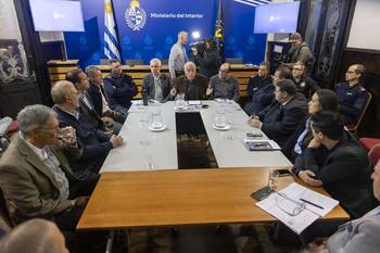 El ministro del Interior, Carlos Negro, reunido, el 9 de julio, con autoridades de la AUF y de los clubes Nacional y Peñarol, por los incidentes en el pasado clásico. · Foto: Rodrigo Viera Amaral