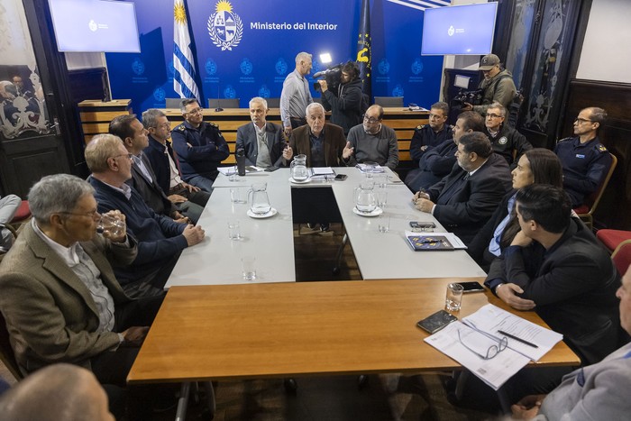 El ministro del Interior Carlos Negro se reúne, el 9 de julio, con las autoridades de los clubes de Nacional y Peñarol, por los incidentes en el pasado Clásico. · Foto: Rodrigo Viera Amaral
