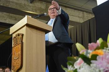 Miguel Abella, el 10 de julio, durante la asunción como intendente de Maldonado. · Foto: Virginia Martínez  Díaz