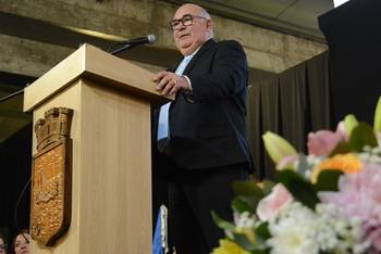 Miguel Abella, el 10 de julio, durante su asunción como intendente de Maldonado. · Foto: Virginia Martínez  Díaz
