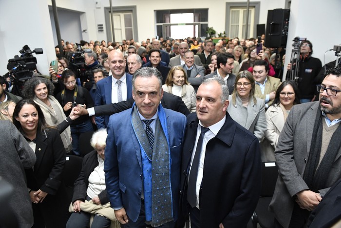 Yamandú Orsi y Daniel Ximénez durante la ceremonia de asunción como intendente de Lavalleja. · Foto: Fernando Morán Yamandú Orsi y Daniel Ximénez durante la ceremonia de asunción como intendente de Lavalleja. · Foto: Fernando Morán