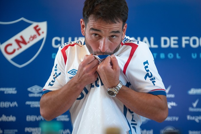 Nicolás Lodeiro, el 11 de julio, durante su presentación en Nacional, en el Gran Parque Central. · Foto: Gianni Schiaffarino Nicolás Lodeiro, el 11 de julio, durante su presentación en Nacional, en el Gran Parque Central. · Foto: Gianni Schiaffarino