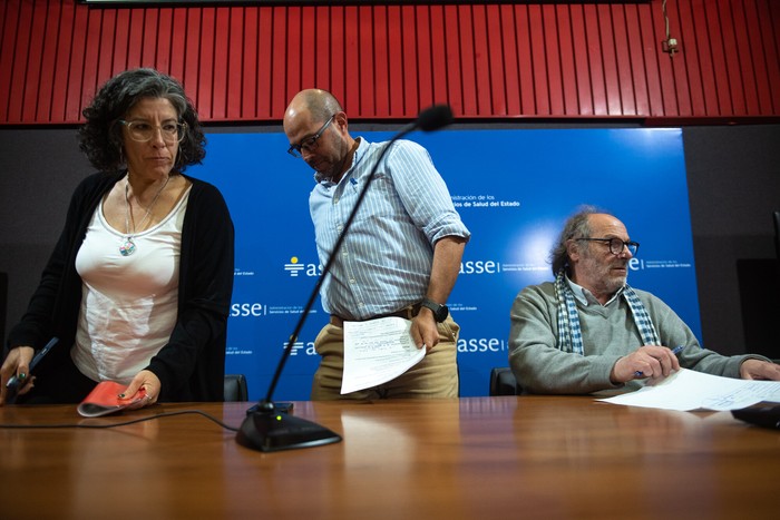 Marcela Cuadrado, Álvaro Danza y Daniel Olesker, el 11 de julio, durante la conferencia de prensa en ASSE. · Foto: Gianni Schiaffarino Marcela Cuadrado, Álvaro Danza y Daniel Olesker, el 11 de julio, durante la conferencia de prensa en ASSE. · Foto: Gianni Schiaffarino
