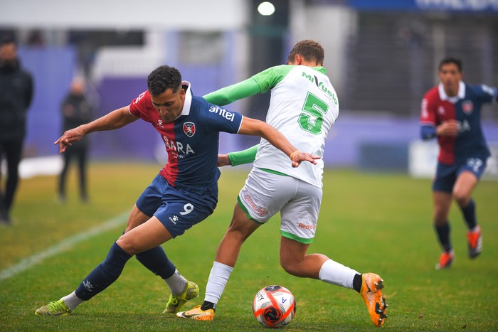 Facundo Sosa, de Albion, y Germán Gabriel, de La Luz, el 13 de julio, en el Estadio Luis Franzini. · Foto: Gianni Schiaffarino