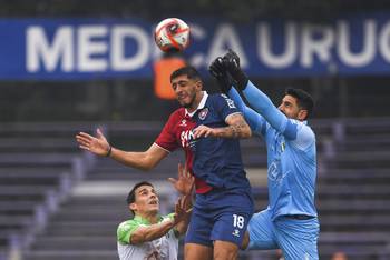 Diego Sánchez, de Albion, y Alberto Eiraldi, de La Luz, el 13 de julio, en el estadio Luis Franzini. · Foto: Gianni Schiaffarino