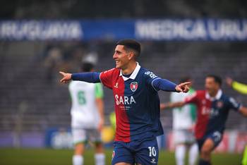 Carlos Airala, de Albion, tras anotar su gol a La Luz, el 13 de Julio, en el Estadio Luis Franzini. · Foto: Gianni Schiaffarino