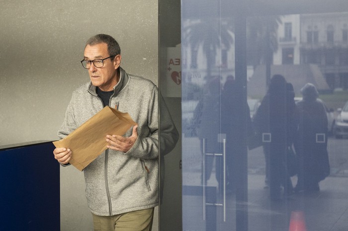 Jaime Saavedra, tras reunirse con Yamandú Orsi, el 14 de julio, en Torre Ejecutiva. · Foto: Alessandro Maradei