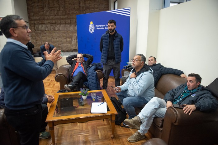 La Asociación de Obreros y Empleados de Conaprole, el 15 de julio, en el Ministerio de Trabajo y Seguridad Social. · Foto: Gianni Schiaffarino La Asociación de Obreros y Empleados de Conaprole, el 15 de julio, en el Ministerio de Trabajo y Seguridad Social. · Foto: Gianni Schiaffarino