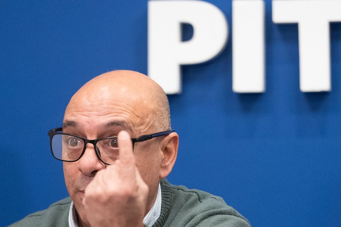 Marcelo Abdala, presidente del PIT-CNT, durante una conferencia de prensa por el impuesto al 1% mas rico. Foto: Alessandro Maradei (archivo, julio de 2025)