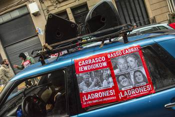 Movilización frente al juzgado de la calle Juan Carlos Gómez, el 17 de julio. · Foto: Gianni Schiaffarino