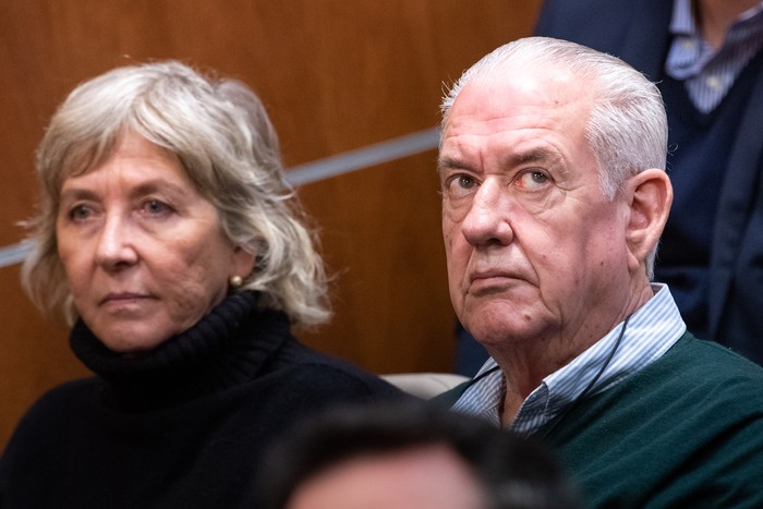 Ana Iewdiukow y Pablo Carrasco durante la audiencia por el caso Conexión Ganadera, en el juzgado de la calle Juan Carlos Gómez. · Foto: Gianni Schiaffarino Ana Iewdiukow y Pablo Carrasco durante la audiencia por el caso Conexión Ganadera, en el juzgado de la calle Juan Carlos Gómez. · Foto: Gianni Schiaffarino