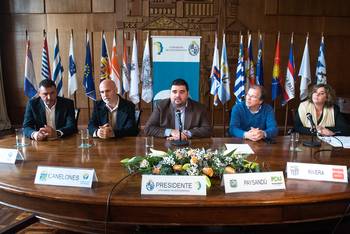 Carlos Albisu, Francisco Legnani, Nicolás Olivera, Richard Sander y Macarena Rubio durante el Congreso de Intendentes, el 17 de julio, en la Intendencia de Montevideo. · Foto: Gianni Schiaffarino