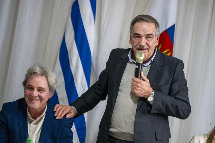 Darío Brugman, alcalde de Juan Lacaze, y Guillermo Rodríguez, intendente de Colonia, el 17 de julio, durante la sesión extraordinaria del Municipio de Juan Lacaze. · Foto: Ignacio Dotti