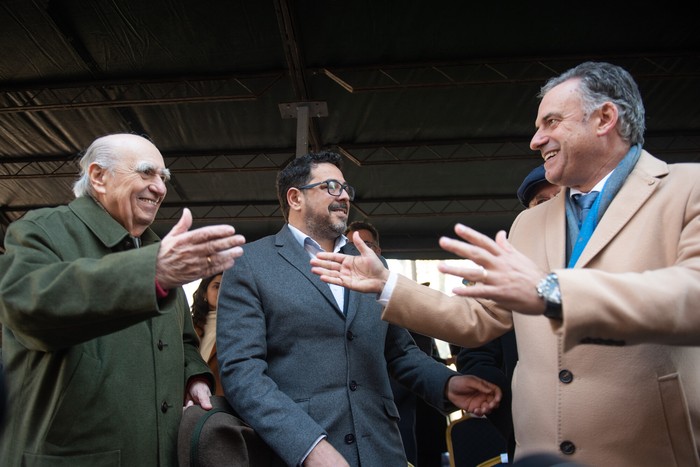 Julio María Sanguinetti, Alejandro Sánchez y Yamandú Orsi, el 18 de julio, durante el acto de conmemoración del 195° aniversario de la Jura de la Constitución, en la Ciudad Vieja de Montevideo. · Foto: Gianni Schiaffarino