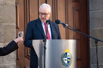 Mario Lubetkin durante el acto por el 195° aniversario de la Jura de la Constitución. · Foto: Gianni Schiaffarino