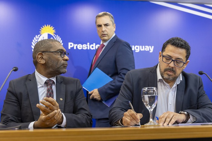 Edgardo Ortuño, Pablo Ferreri y Alejandro Sánchez, durante la conferencia de prensa, el 18 de julio, en la Torre Ejecutiva. · Foto: Rodrigo Viera Amaral
