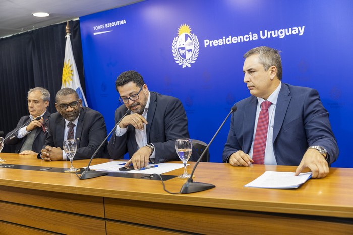 El secretario de la Presidencia, Alejandro Sánchez, el ministro de Ambiente, Edgardo Ortuño y el presidente de OSE, Pablo Ferreri, junto a Alejandro Ruibal, representante del consorcio Aguas de Montevideo, dan conferencia sobre el proyecto Neptuno. · Foto: Rodrigo Viera Amaral